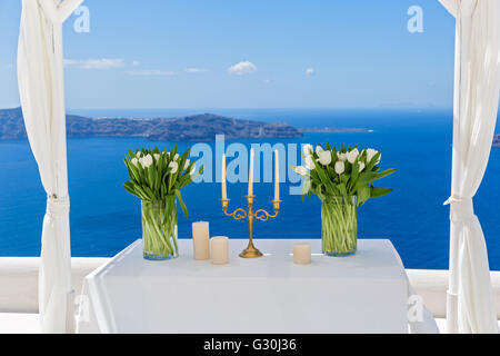 Décorations de mariage avec tulipes blanches sur le fond de la mer Banque D'Images