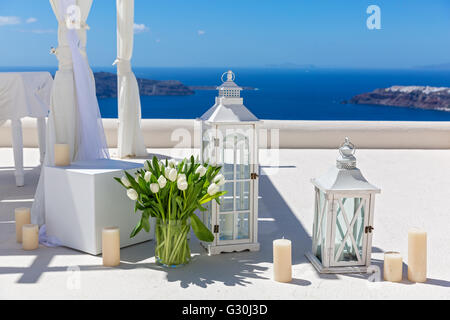 Décorations de mariage avec tulipes blanches sur le fond de la mer Banque D'Images