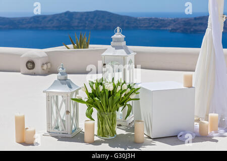 Décorations de mariage avec tulipes blanches sur le fond de la mer Banque D'Images