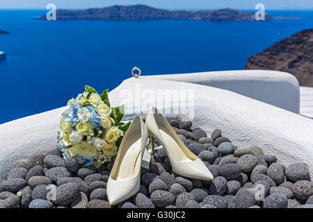 Bouquet de mariage et blanc womens shoes dans le fond de la mer Banque D'Images