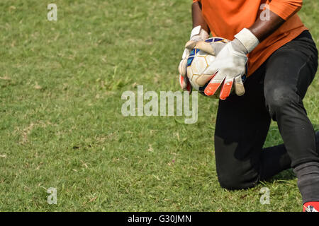 Dans la région de jouer au football gardien de but est d'attraper une balle. Banque D'Images