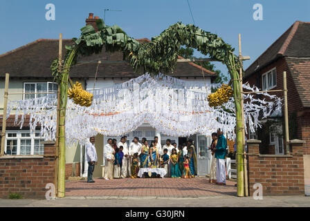 La famille d'immigrants britanniques hindous du Sri Lanka, vivant au mont Albert à l'ouest de Londres, célèbrent leur 16 ans fille venue de l'âge de partie. Maison décorée avec des cocotiers, le lait de coco sera versé sur la tête lors d'une cérémonie de purification Angleterre 2010S HOMER SYKES Banque D'Images