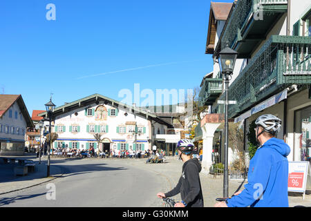 L'hôtel ''Alte Post ' avec Lüftlmalerei et cyclistes, Allemagne, Bavière, Bayern, Oberbayern, Upper Bavaria, Oberammergau Banque D'Images