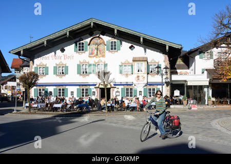 L'hôtel ''Alte Post ' avec Lüftlmalerei et cyclistes, Allemagne, Bavière, Bayern, Oberbayern, Upper Bavaria, Oberammergau Banque D'Images