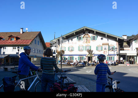 L'hôtel ''Alte Post ' avec Lüftlmalerei et cyclistes, Allemagne, Bavière, Bayern, Oberbayern, Upper Bavaria, Oberammergau Banque D'Images