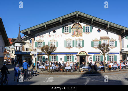 L'hôtel ''Alte Post ' avec Lüftlmalerei et cyclistes, Allemagne, Bavière, Bayern, Oberbayern, Upper Bavaria, Oberammergau Banque D'Images