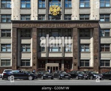 Moscou, entrée de l'édifice de la Douma de la Fédération de Russie, Okhotny Ryad, 1 rue Banque D'Images