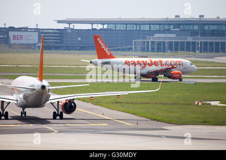 BERLIN / ALLEMAGNE - 4 juin 2016 : deux Airbus A 320 - 214 d'easyJet sur aéroport Schönefeld, Berlin / Allemagne le 4 juin, 2016 Banque D'Images