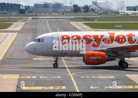 BERLIN / ALLEMAGNE - 4 juin 2016 : Airbus A 320 - 214 d'easyJet sur aéroport Schönefeld, Berlin / Allemagne le 4 juin, 2016 Banque D'Images