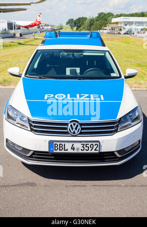 BERLIN / ALLEMAGNE - juin 3, 2016 : voiture de police allemand se dresse sur aéroport Schönefeld / Berlin, Allemagne le 3 juin 2016. Banque D'Images