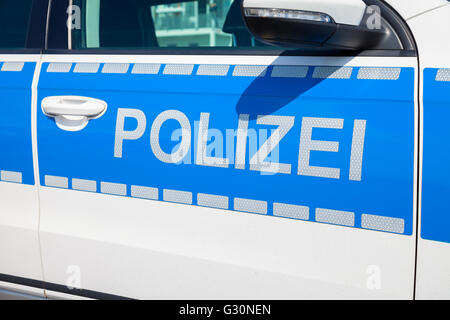 BERLIN / ALLEMAGNE - juin 3, 2016 : voiture de police allemand se dresse sur aéroport Schönefeld / Berlin, Allemagne le 3 juin 2016. Banque D'Images