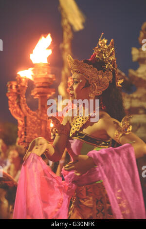 Les Balinais fire dance performance à Uluwatu, Bali Banque D'Images