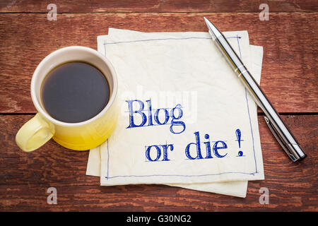 Blog ou mourir ! Blogging - Notion - écriture sur une serviette avec une tasse de café expresso Banque D'Images