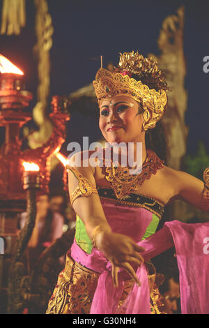 Les Balinais fire dance performance à Uluwatu, Bali Banque D'Images