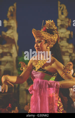 Les Balinais fire dance performance à Uluwatu, Bali Banque D'Images