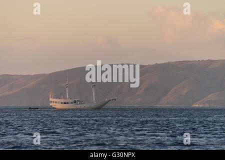 Lever du soleil à proximité de l'île de Komodo en Indonésie Banque D'Images