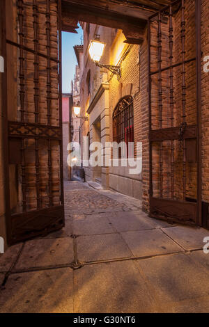 La nuit tombe sur un passage étroit dans la vieille ville de Tolède. Banque D'Images