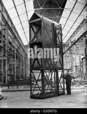 Cages ascenseur mine en construction à l'entreprise Lilleshall dans Shropshire Angleterre Uk 1960 Banque D'Images