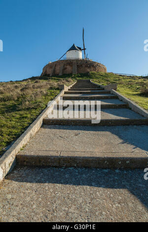 Espagnol traditionnel blanc moulin dans Conquegra. Banque D'Images