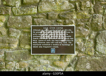 Le château de Loch Leven signe sur mur défensif du château. Kinross, Scotland. Banque D'Images