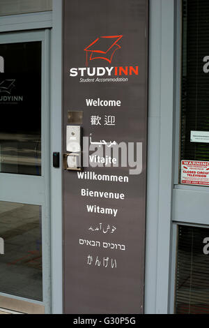 Multi-lingual signer sur l'étude Inn Chambres d'étudiants, Coventry, Royaume-Uni Banque D'Images