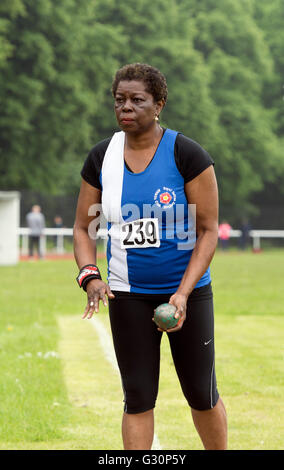 Athlétisme Master UK. Lancer du poids de la femme. Banque D'Images