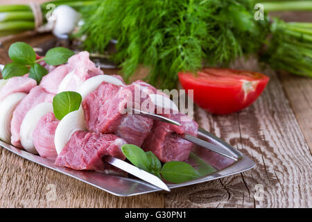 La viande de porc cru, faisant de kebab. Prêt pour griller les brochettes Banque D'Images