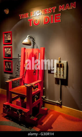 Une réplique de chaise électrique à la Las Vegas Mob Museum du crime organisé en Amérique w / l'histoire du fameux gangsters gangsters  + Banque D'Images