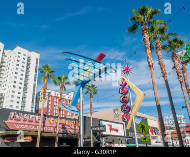 Fremont Street par jour avec un verre à martini et Vegas des enseignes au néon en Fremont East District de Las Vegas, El Cortez signer dans la distance. Banque D'Images