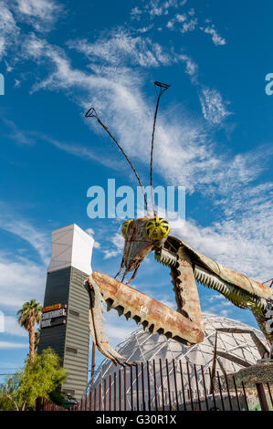 Metal praying mantis art sculpture au parc à conteneur dans le vieux Las Vegas, à l'Est du centre-ville de quartier Fremont Las Vegas, Nevada. Banque D'Images