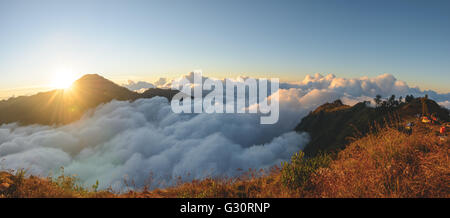 Au-dessus des nuages sur le Mont Rinjani en Indonésie Banque D'Images