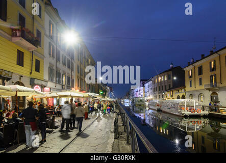 Le canal Naviglio Grande dans le quartier Navigli, restaurants dans la soirée, l'Italie, Lombardie, Vénétie, Milano, Milan , Banque D'Images