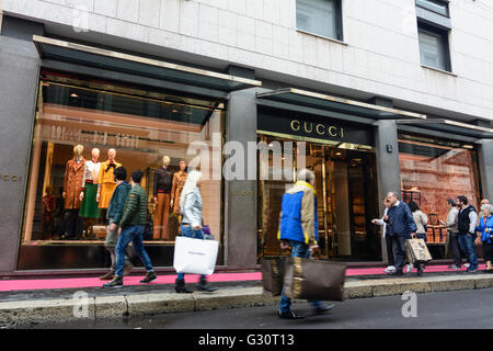 Via Monte Napoleone : Magasin de Gucci, Italie, Lombardie, Vénétie, Milano, Milan , Banque D'Images