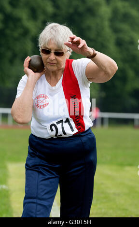 Athlétisme Master UK. Lancer du poids de la femme. Banque D'Images