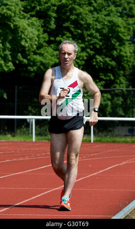 Athlétisme Master UK. Un athlète masculin de la marche course. Banque D'Images