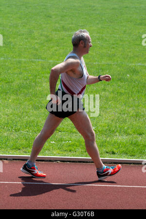 Athlétisme Master UK. Un athlète masculin de la marche course. Banque D'Images