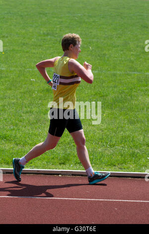 Athlétisme Master UK. Athlète féminin dans une course à pied. Banque D'Images