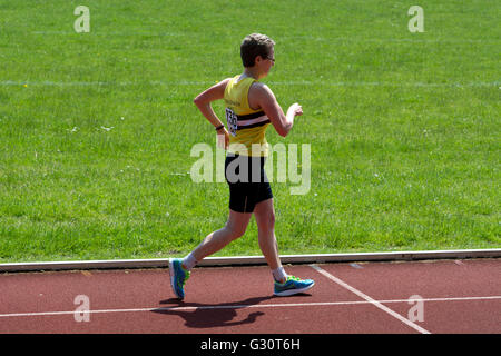 Athlétisme Master UK. Athlète féminin dans une course à pied. Banque D'Images