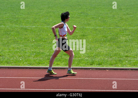 Athlétisme Master UK. Athlète féminin dans une course à pied. Banque D'Images