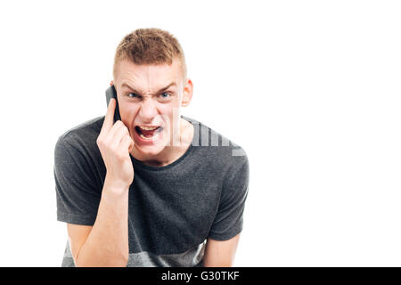 Homme en colère au téléphone isolé sur fond blanc Banque D'Images