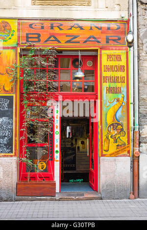 Bar de Budapest, porte d'un « bar en ruine » dans le vieux quartier juif (Erzsebetvaros) de Budapest, Hongrie. Banque D'Images