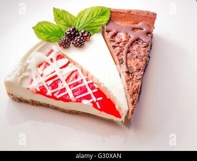 Sampler cheesecake. Trois tranches de gâteau au fromage frais, y compris le chocolat, fraise et ordinaire Banque D'Images