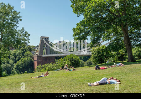 Le pont suspendu de Clifton Clifton Down, Bristol, sur un jour chaud et ensoleillé avec de détente folk sur l'herbe. Banque D'Images