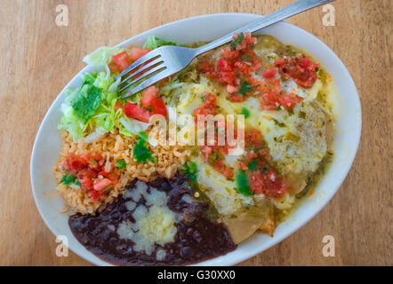 Enchiladas au poulet avec de la salsa, les haricots noirs, le riz brun, salade, fromage Banque D'Images