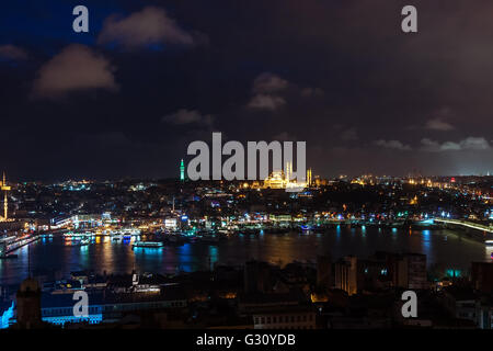 Istambul, Turquie - Février 2015 : Vue aérienne du Bosphore à partir de la tour de Galata, la nuit. Banque D'Images