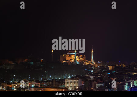 Istambul, Turquie - Février 2015 : Vue aérienne du Bosphore à partir de la tour de Galata, la nuit. Banque D'Images