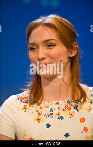 Eleanor Tomlinson qui a joué dans la 2015 Demelza Poldark BBC production d'Poldark parlant sur scène à Hay Festival 2016 Banque D'Images