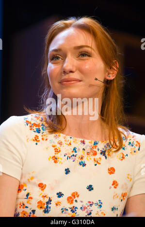 Eleanor Tomlinson qui a joué dans la 2015 Demelza Poldark BBC production d'Poldark parlant sur scène à Hay Festival 2016 Banque D'Images