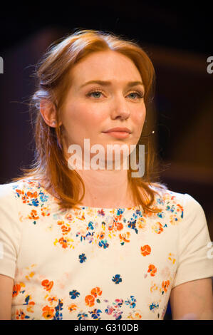 Eleanor Tomlinson qui a joué dans la 2015 Demelza Poldark BBC production d'Poldark parlant sur scène à Hay Festival 2016 Banque D'Images