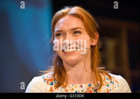 Eleanor Tomlinson qui a joué dans la 2015 Demelza Poldark BBC production d'Poldark parlant sur scène à Hay Festival 2016 Banque D'Images